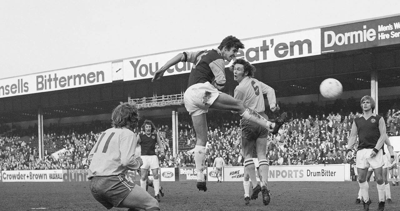 Крис Николл атакует ворота соперника (кажется) / ФК Астон Вилла