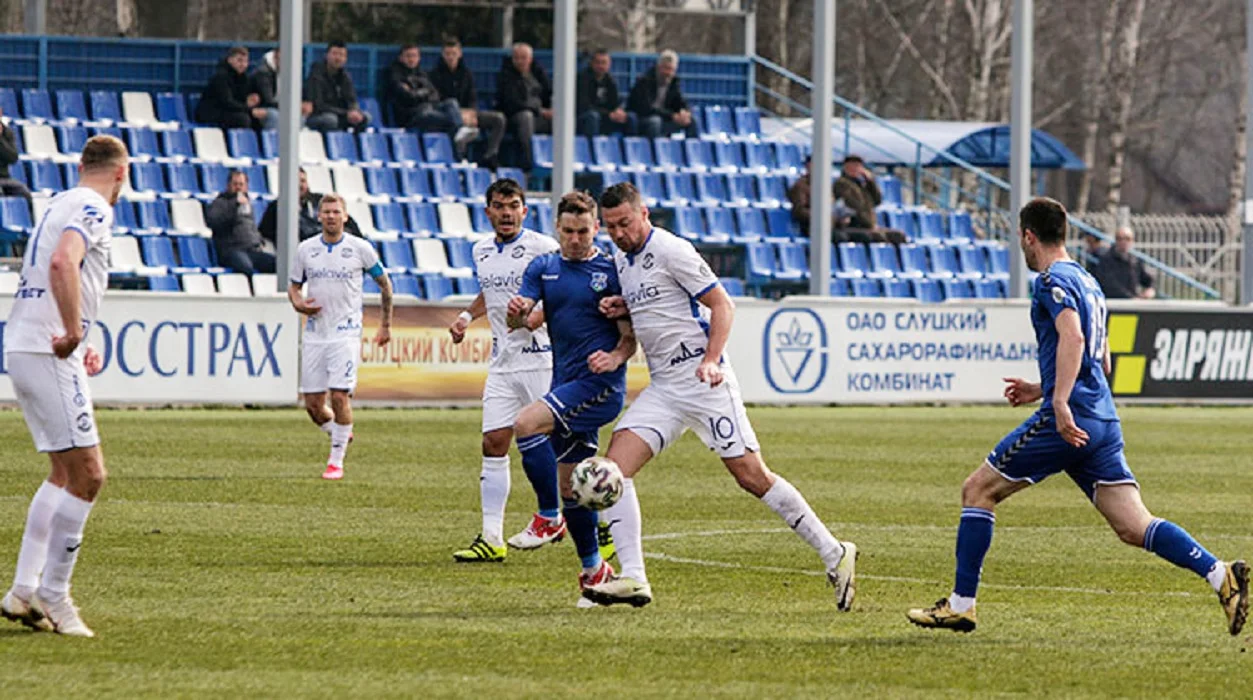 Артем Мілевський (в центрі) забиває дебютний гол в сезоні 2020/21 / ФК Динамо Брест