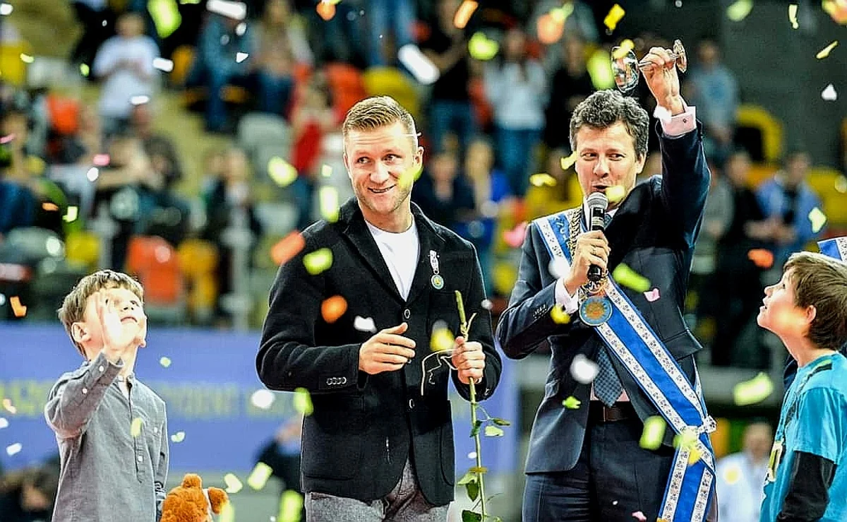 Якуб Блащиковски (в центре) / официальный сайт поляка