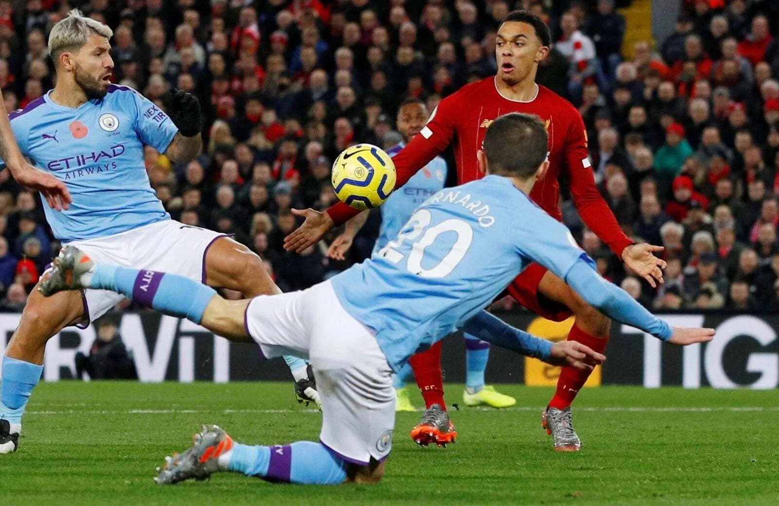 Гра рукою від Александер-Арнольда / Getty Images