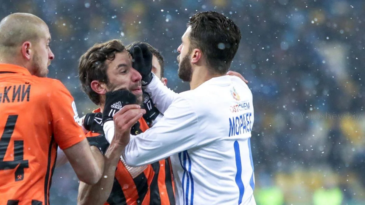 Схватка Мораеса с игроками Шахтера / Фото ФК Шахтер