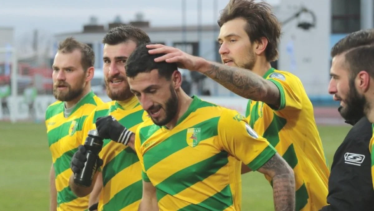 Гегам Кадимян (в центре) / фото ФК Неман