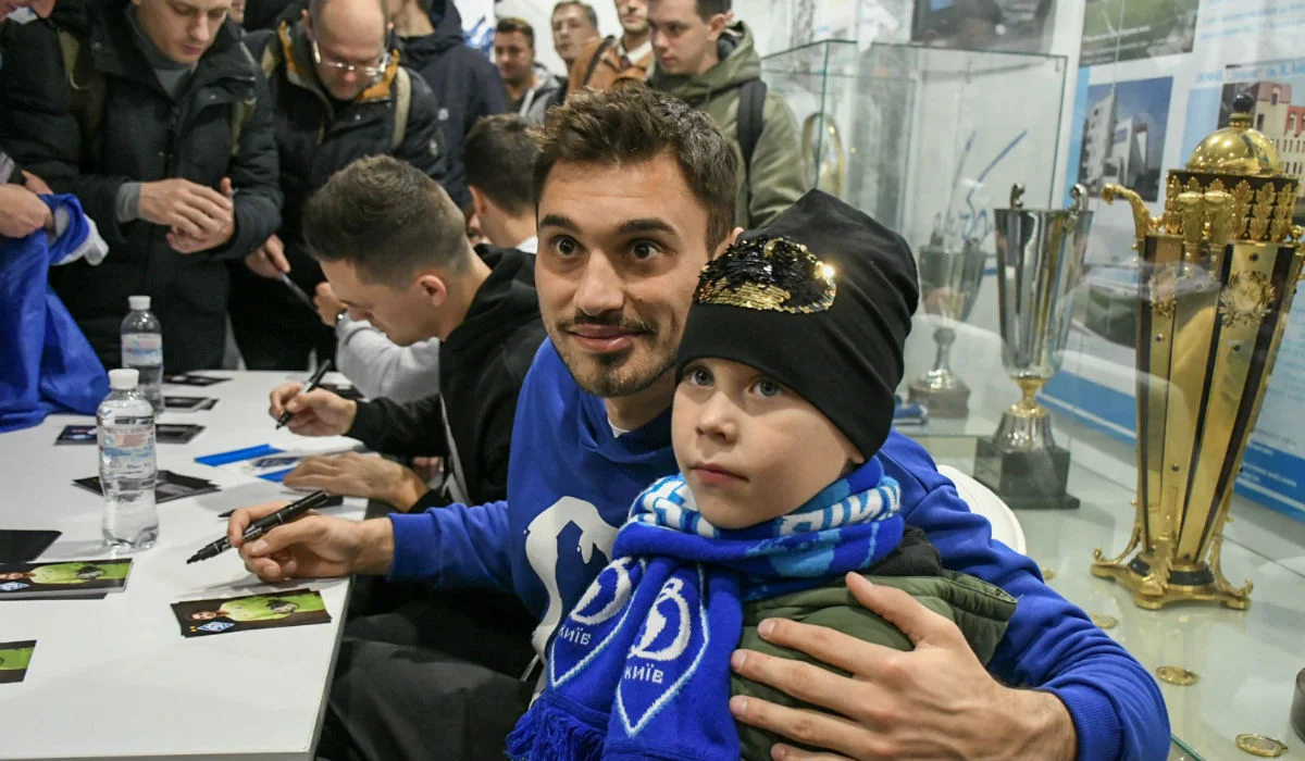 Георгий Бущан с фанатом / ФК Динамо