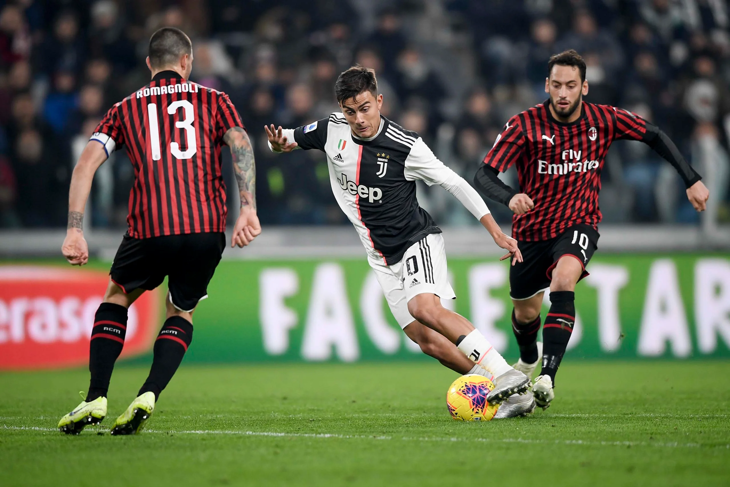 Дибала проти двох міланців / LaPresse