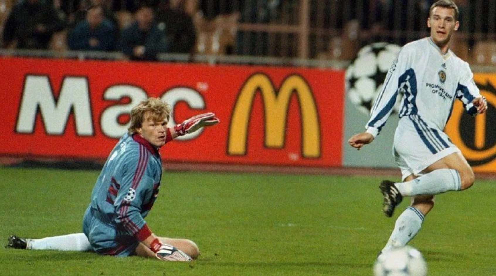 Андрей Шевченко забивает Кану в легендарном матче Динамо – Бавария (ЛЧ 1998/99)