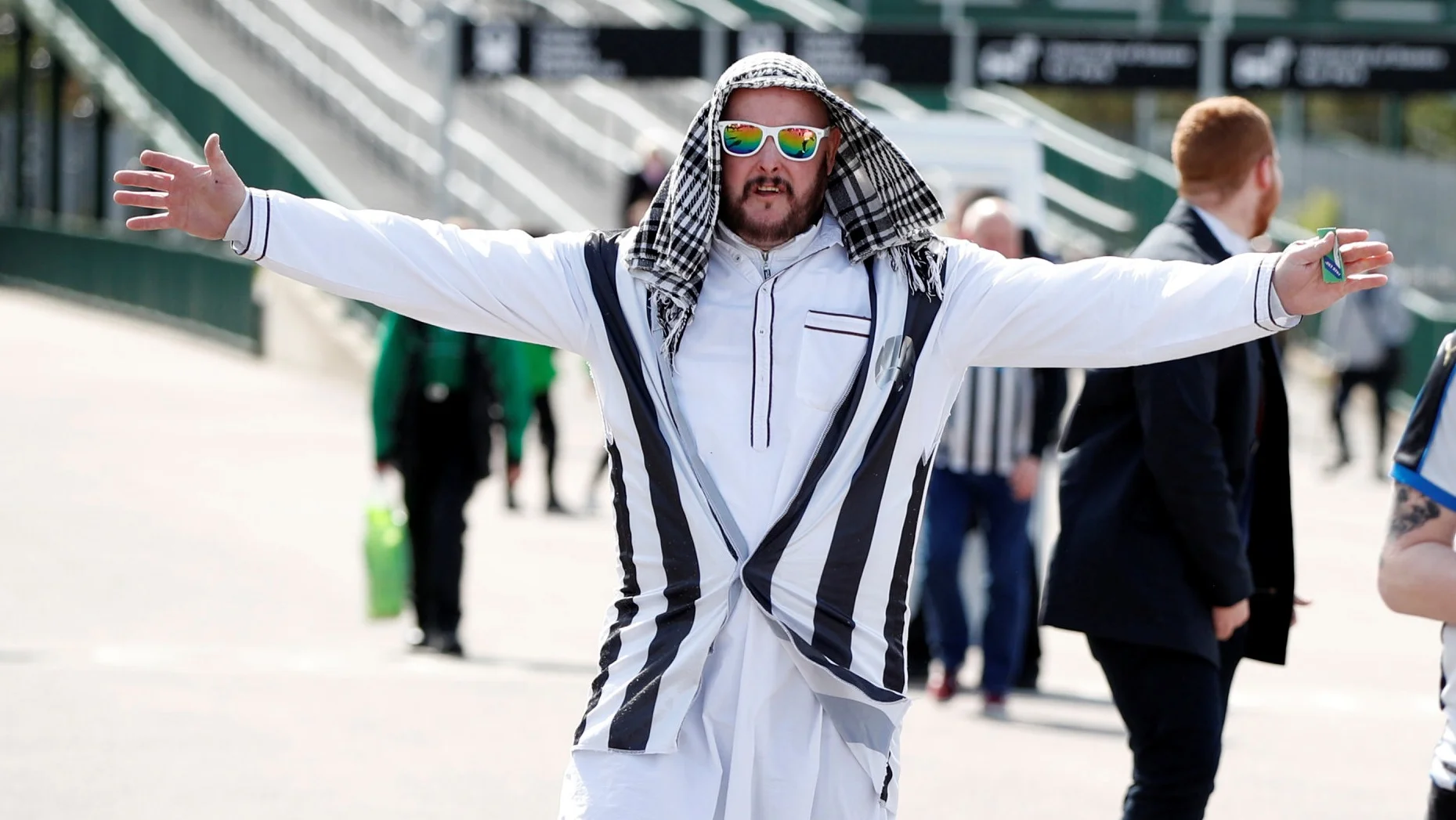 Фаны Ньюкасла адаптируются к новым условиям / Фото Middle