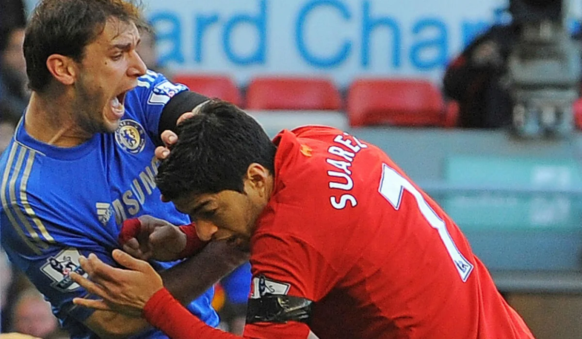 Суарес вкусив Івановіча / фото з відкритих джерел