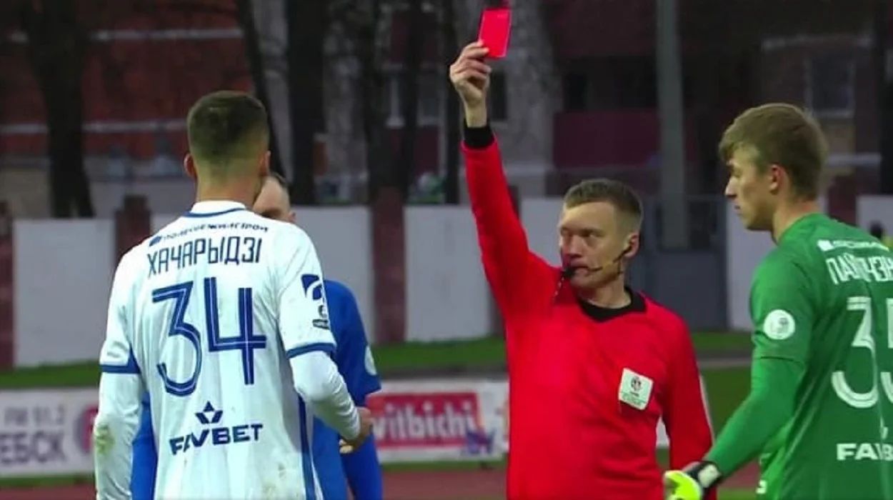 Євген Хачеріді отримує червону картку / фото із соцмереж