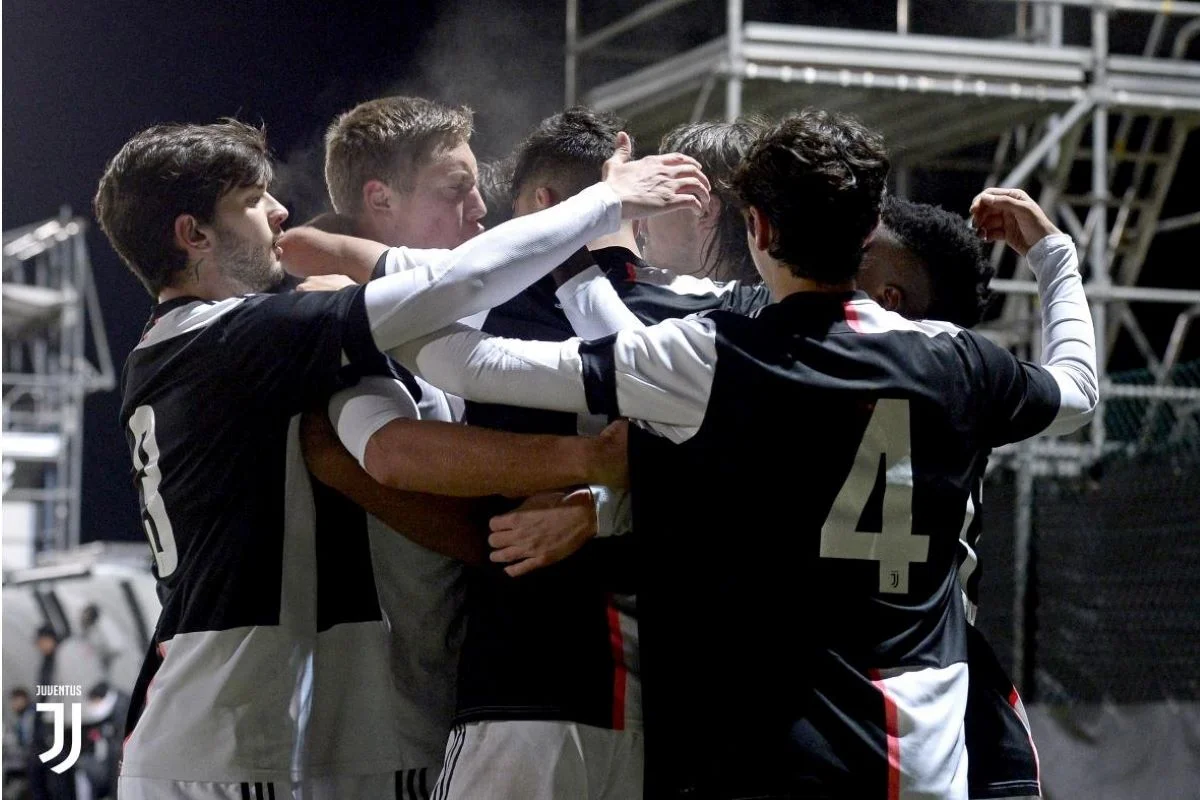 Никита Власенко (второй слева) в матче за Ювентус в Юношеской версии ЛЧ