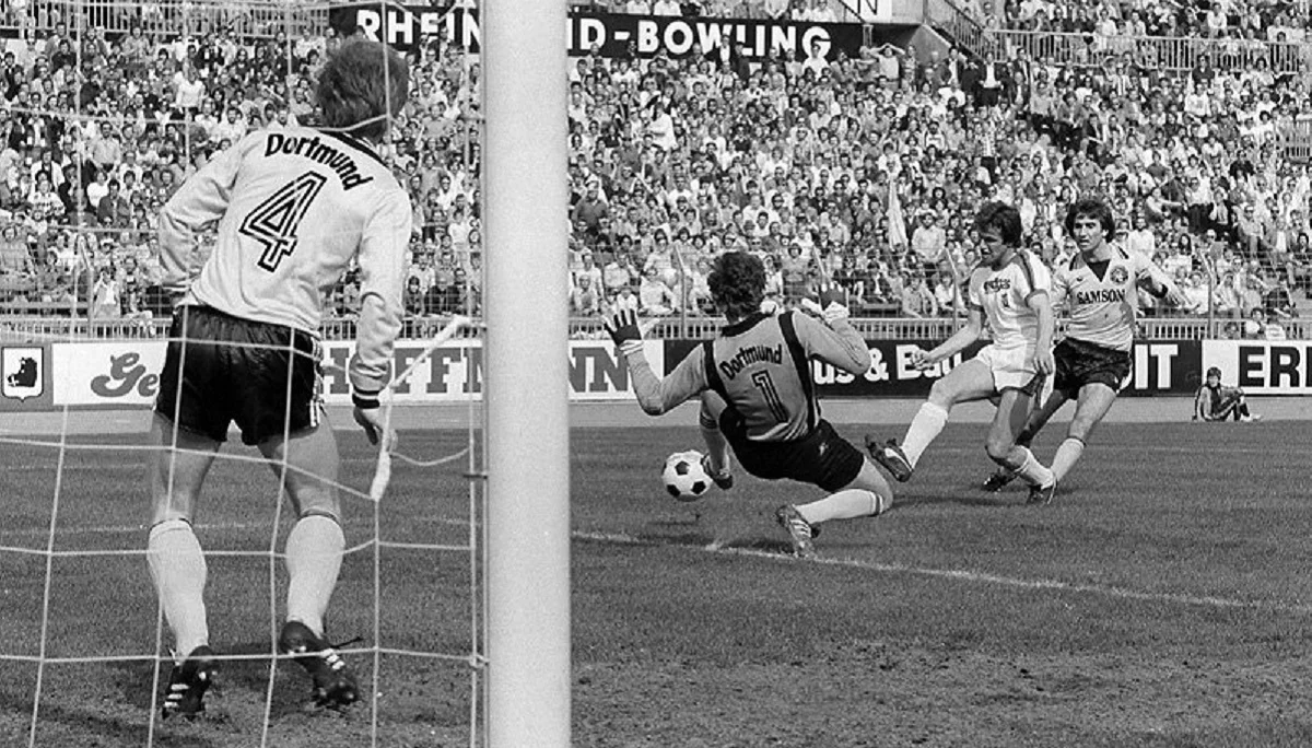 Юпп Хайнкес забиває другий гол / imago