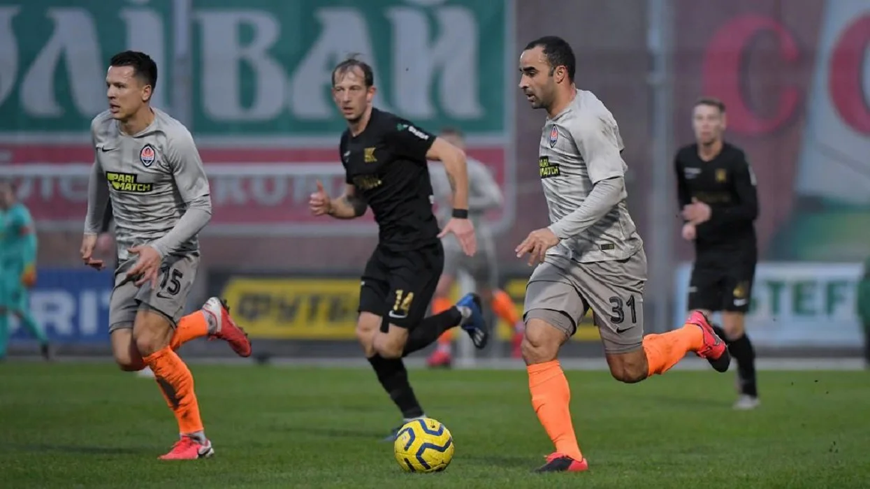 Вадим Милько (в центре) противостоит Исмаили (справа) / Фото из открытых источников