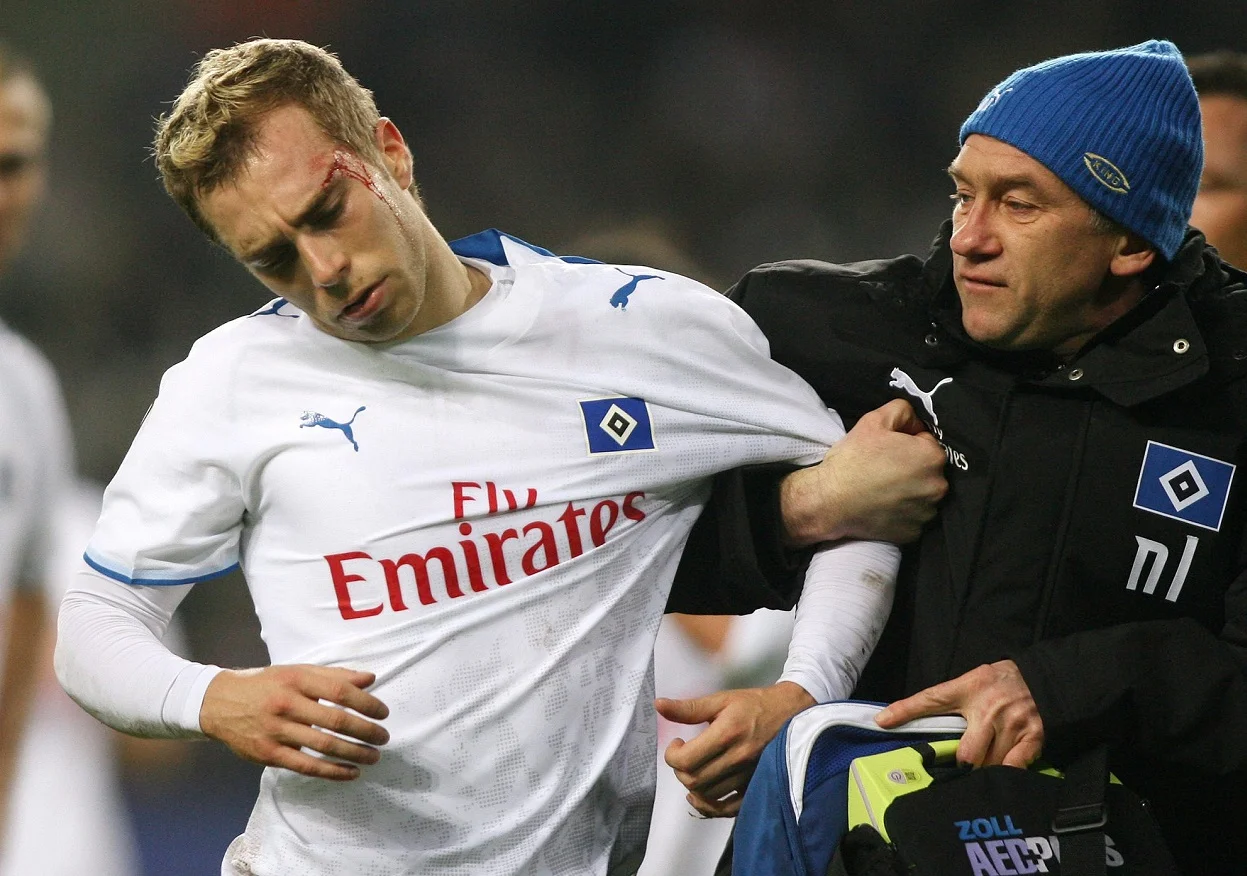 Микола Ліневич супроводжує Александера Лааса, хавбека Гамбурга / Фото Sport Presse