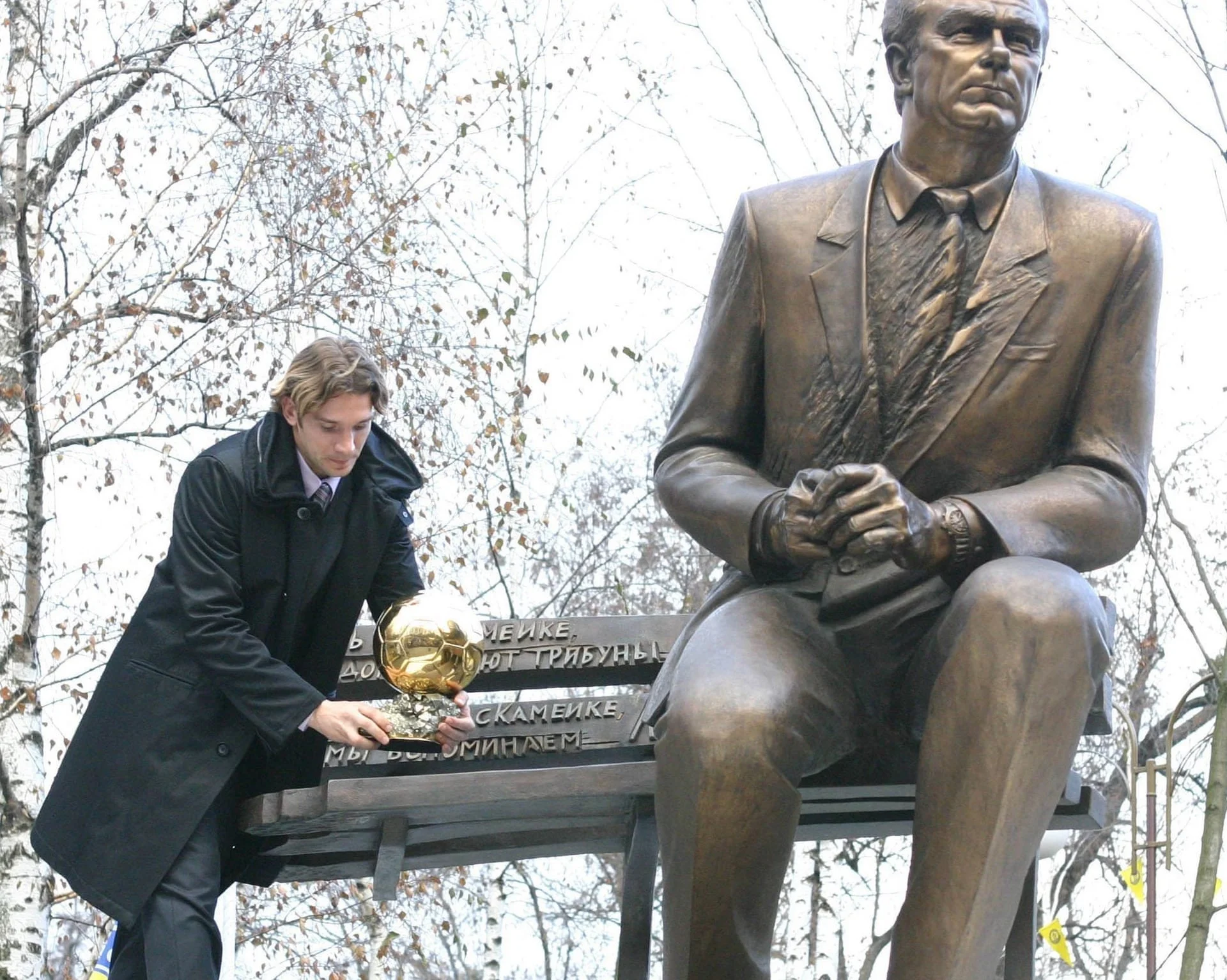 Андрій Шевченко приносить Золотий м'яч до пам'ятника Лобановському / фото EPA
