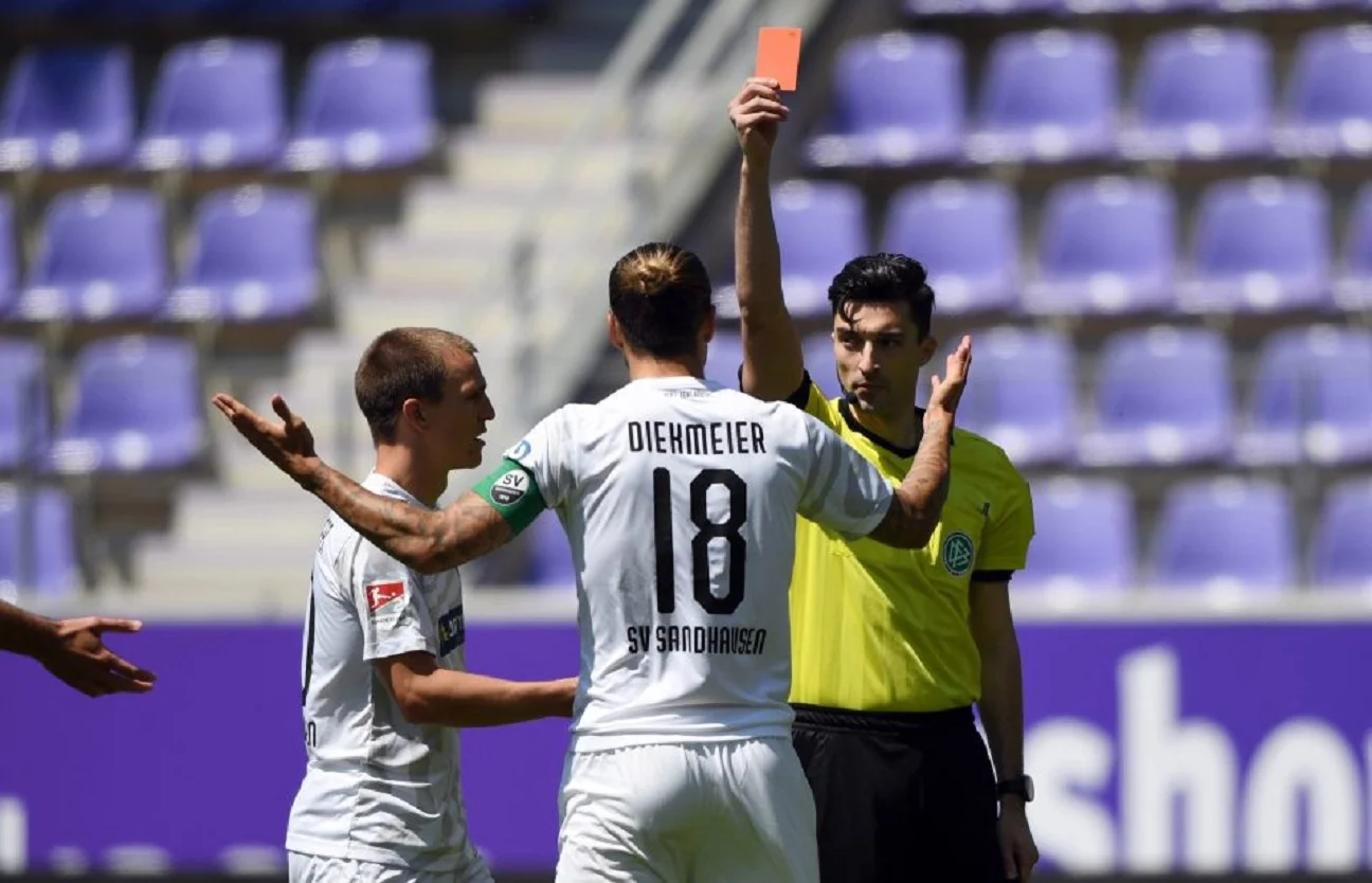 Рефери удаляет Дикмайера / Getty Images