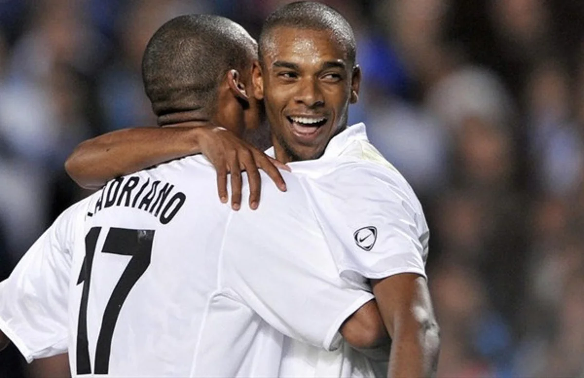 Фернандінью в обіймах Луїса Адріано / Фото з відкритих джерел