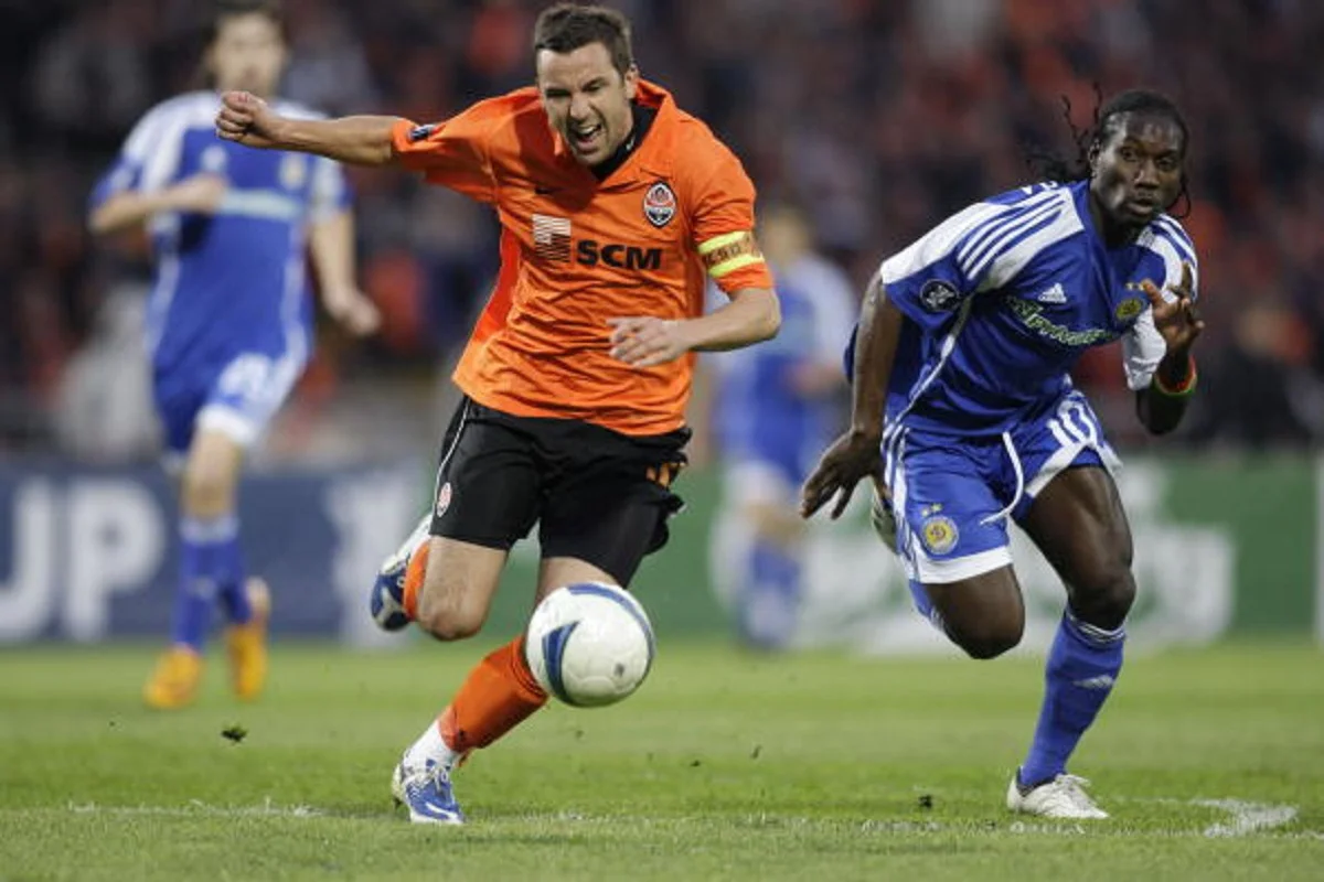 Дарио Срна (в центре) в полуфинальном матче Кубка УЕФА / Фото из открытых источников