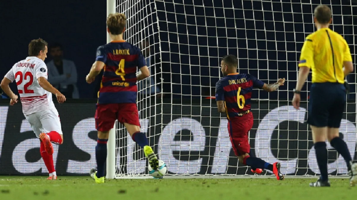 Євген Коноплянка проти Барселони / Getty images