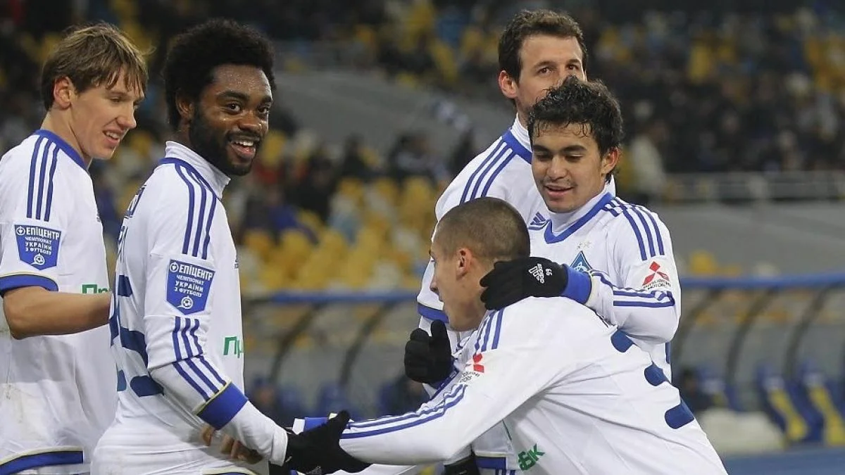 Лукман Аруна (другий ліворуч) з екс-партнерами по Динамо