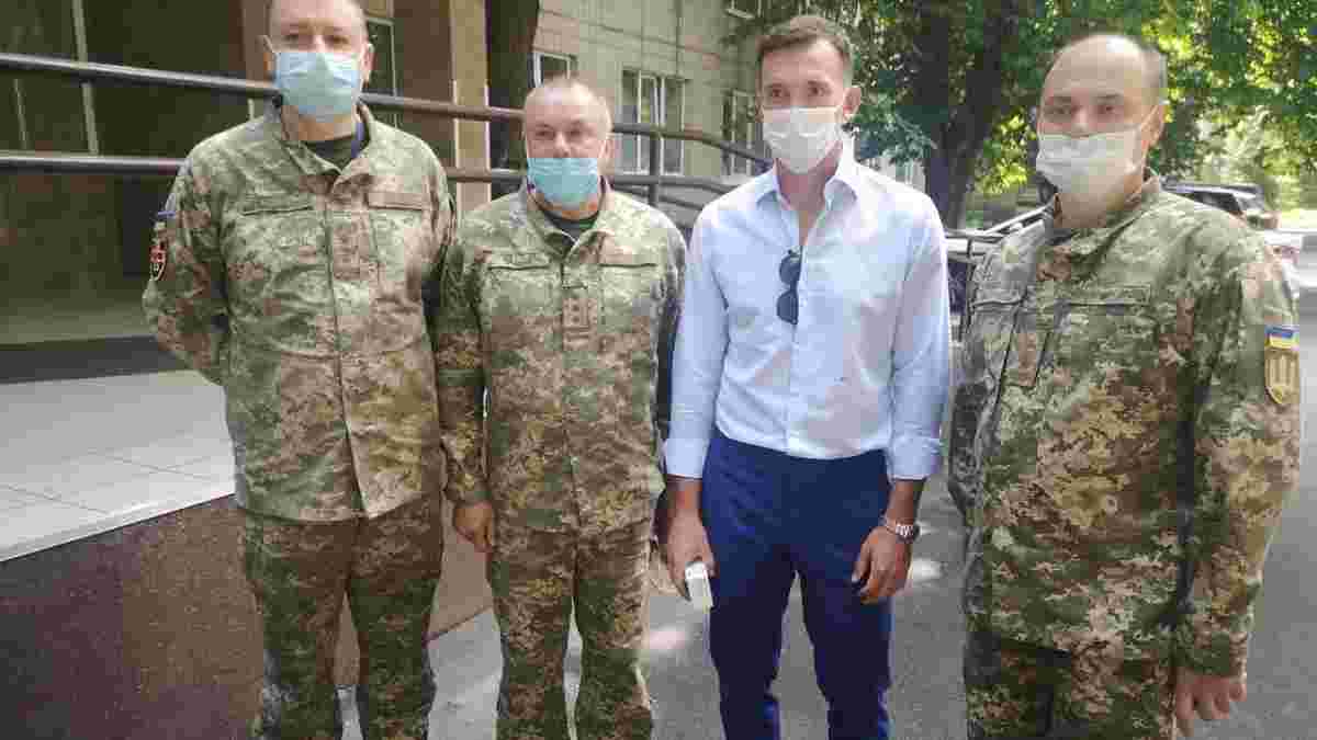 Шевченко передав гуманітарну допомогу для військових від збірної України