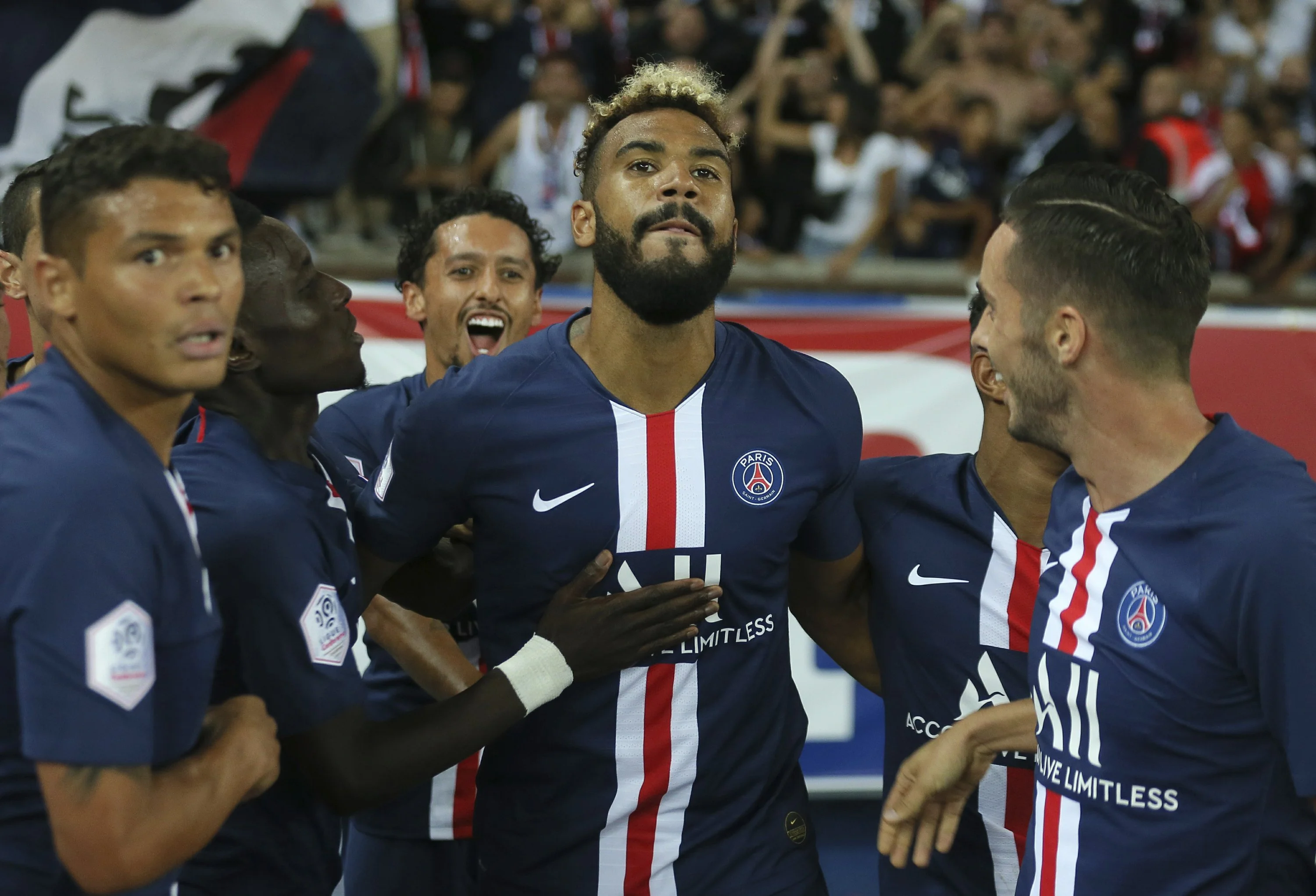 Шупо-Мотінг в обіймах партнерів / AP Photo