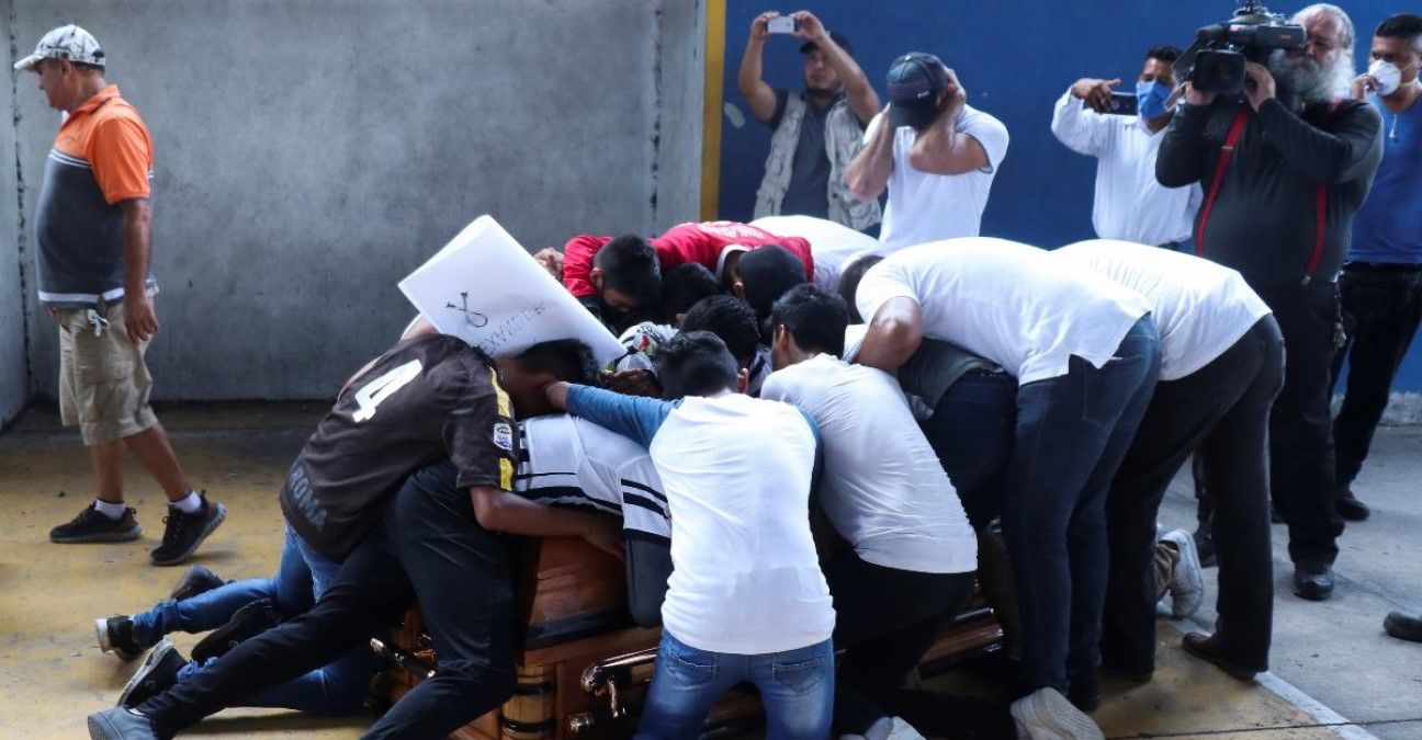 Одноклубники Мартинеса празднуют гол с его гробом / Reuters