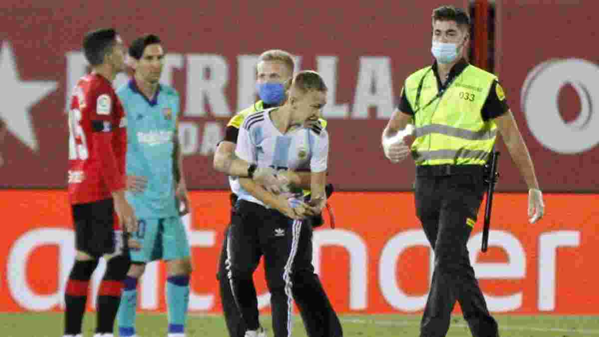 Ла Лига подаст в суд на фаната, который выбежал на поле во время матча Барселоны