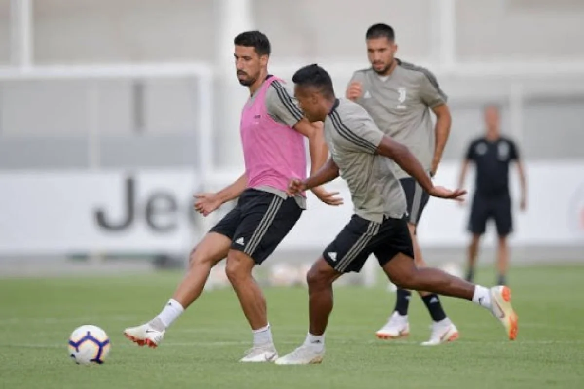 Самі Хедіра та Алекс Сандро / фото ФК Ювентус