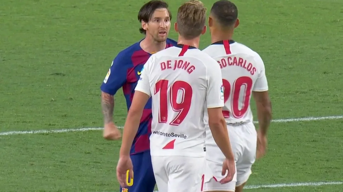 Месси против Диего Карлоса / скриншот с трансляции матча