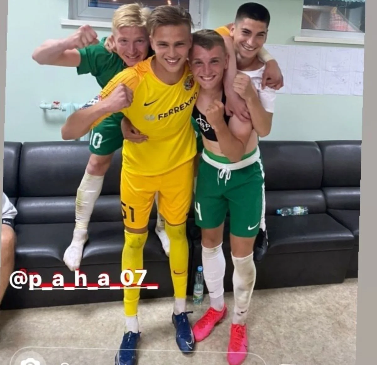 Павло Ісенко з партнерами після матчу 1/2 Кубка України Маріуполь – Ворскла 24 червня 2020