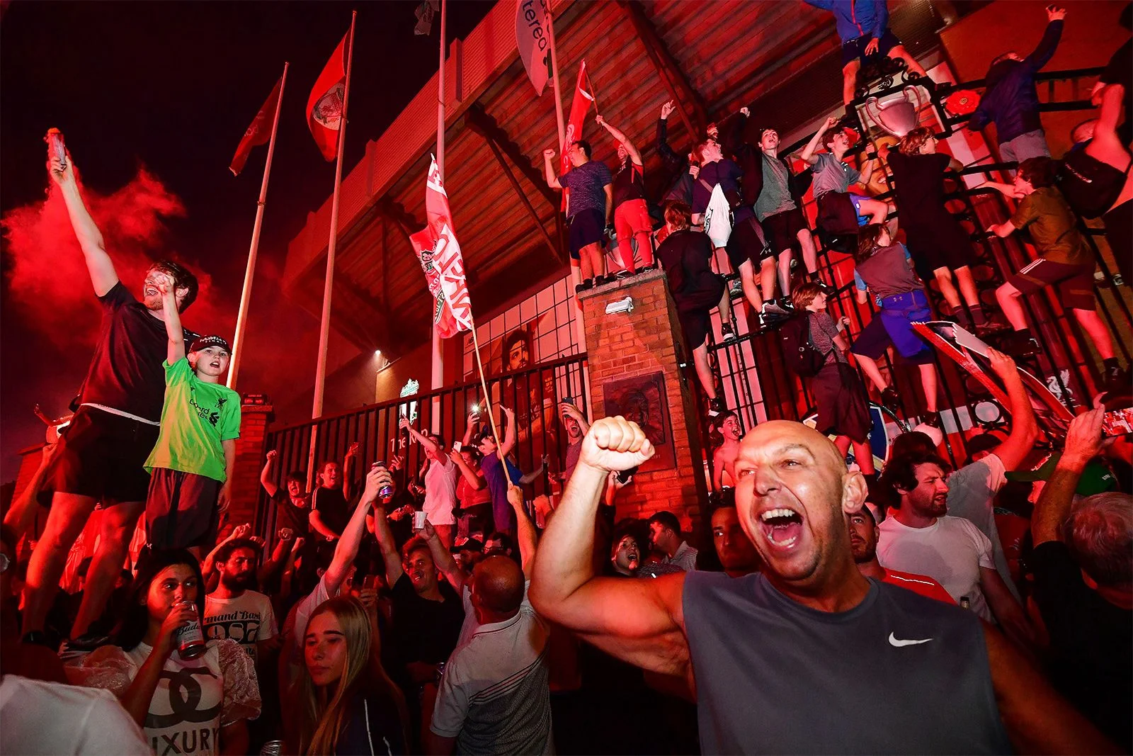 Массовые гуляния в окрестностях Энфилда / фото Getty Images