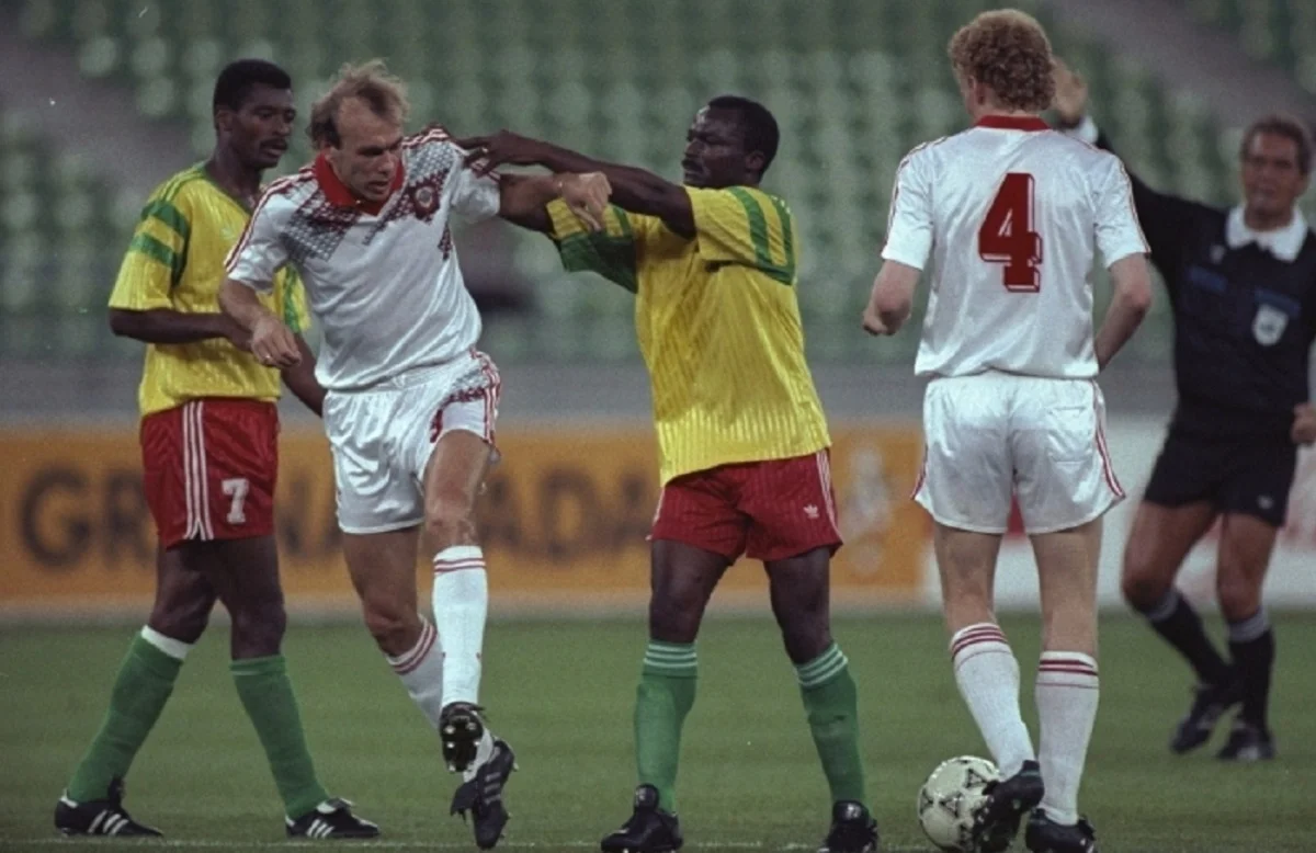 Роже Мілла дає прочуханки у матчі з СРСР / Фото з відкритих джерел