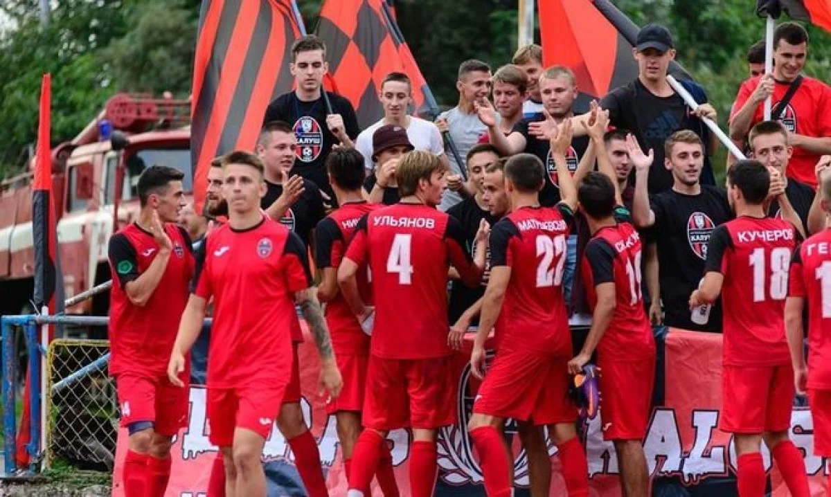 Гравці Калуша разом з уболівальниками / фото з відкритих джерел