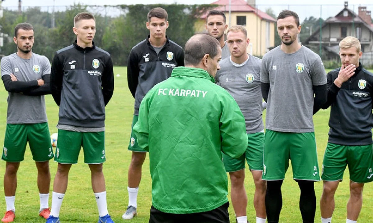 Гравці Карпат із Романом Санжаром / фото ФК Карпати
