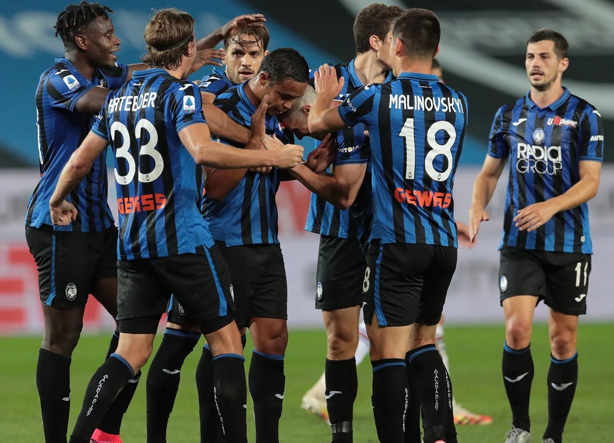 Руслан Маліновський святкує з партнерами гол / Getty Images