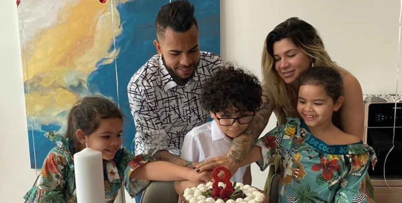 Дентінью з родиною / соцмережі