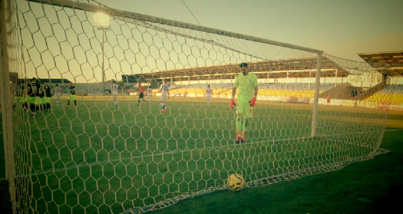 Бойко виймає м'яч із сітки власних воріт / Alsport.com.ua