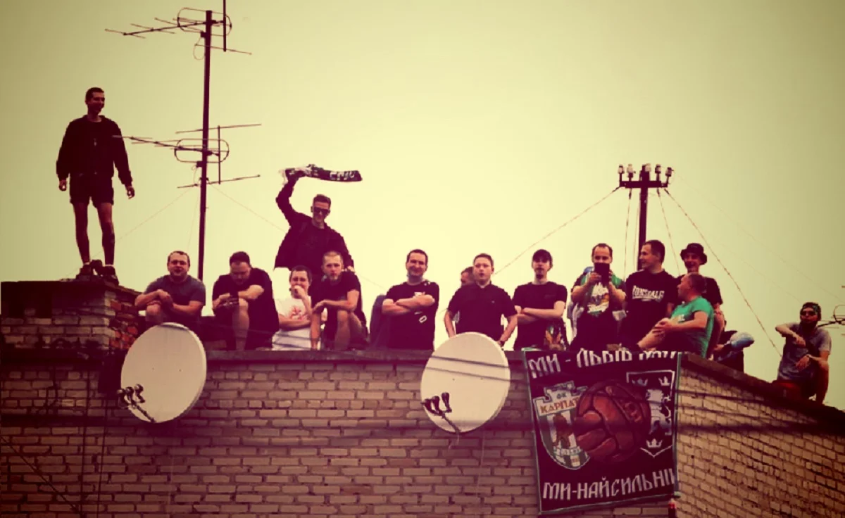 Ультрас Карпат на останньому матчі сезону для "зелено-білих" / Фото Є. Кравс