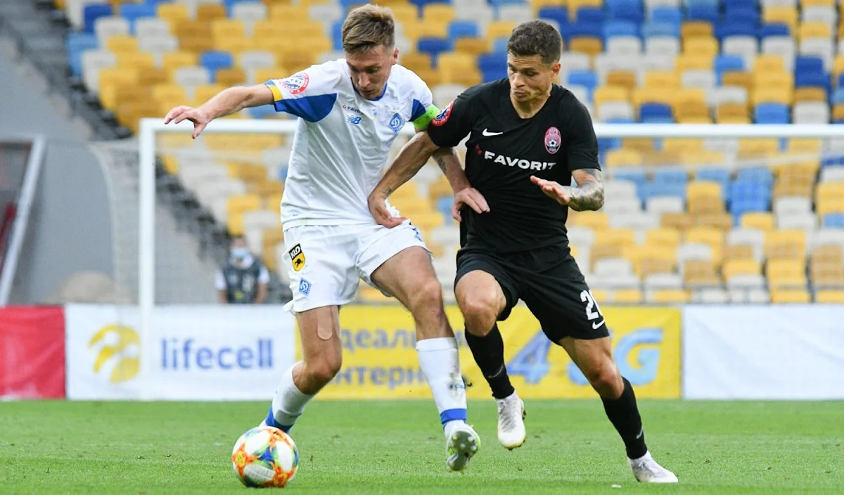 Артем Громов (праворуч) у боротьбі з Сергієм Сидорчуком / ФК Динамо Київ