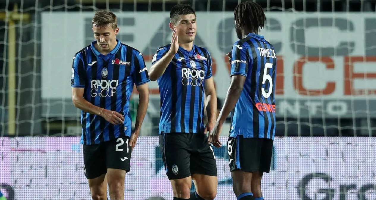 Руслан Малиновский (в центре) / Твиттер ФК Аталанта