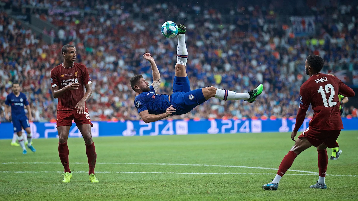 Жиру намагається вразити оборону Ліверпуля / Propaganda