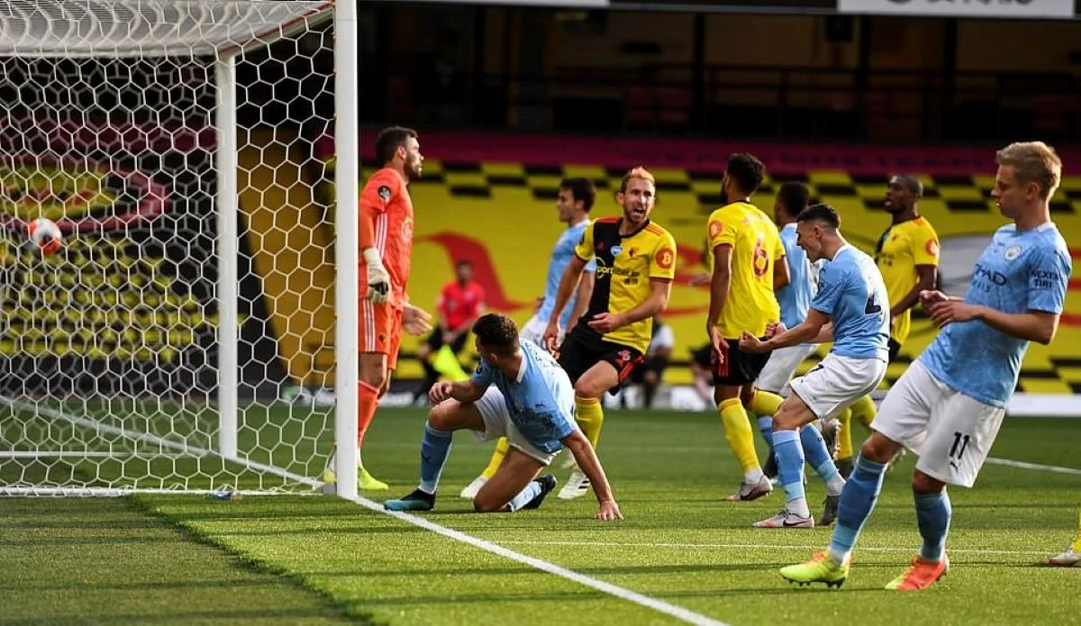 Зинченко (справа) во время матча Уотфорд – Манчестер Сити 21 июля 2020 / фото Andy Hooper NMC Pool