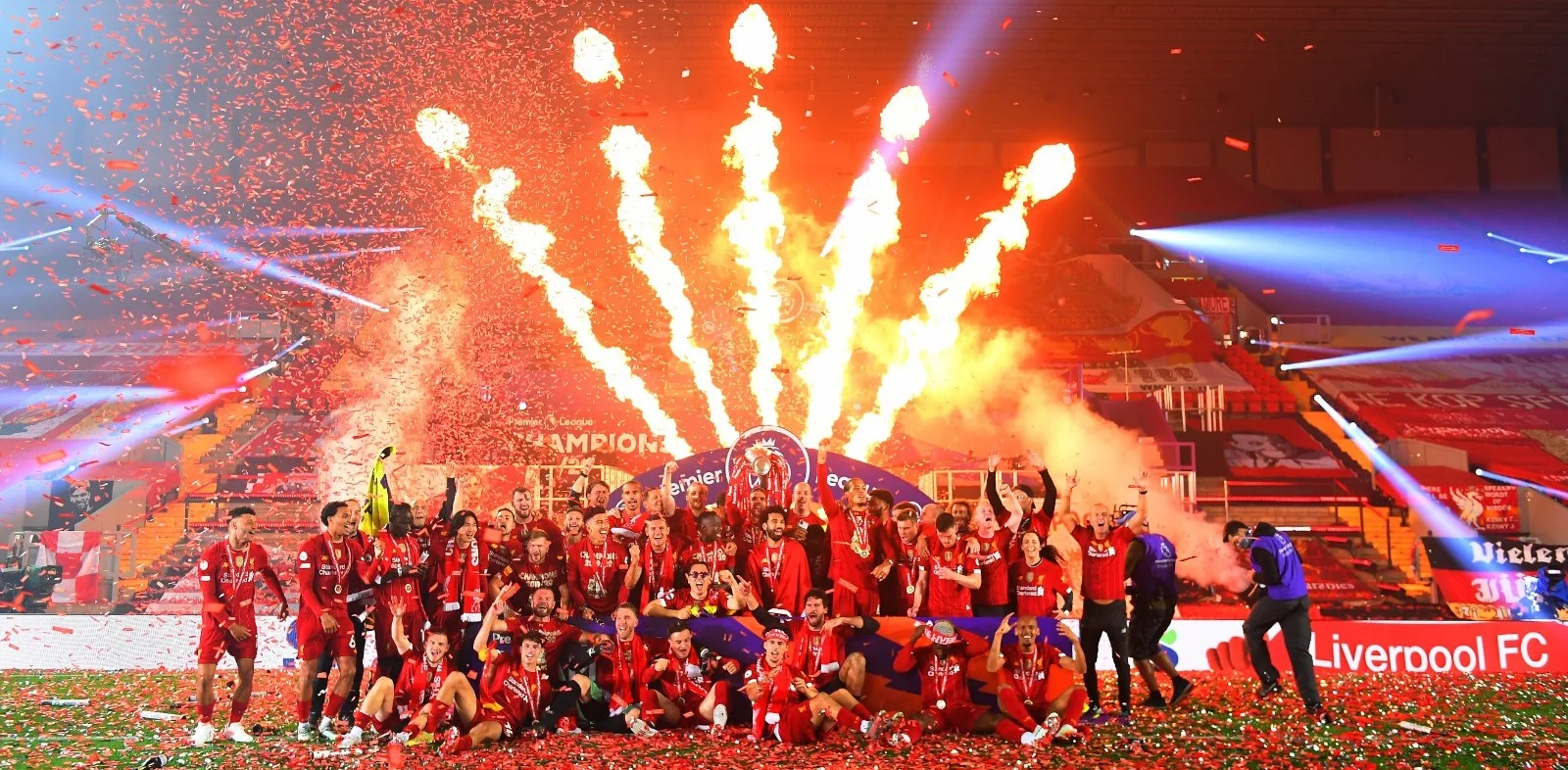 Игроки Ливерпуля с Кубком АПЛ / фото ФК Ливерпуль