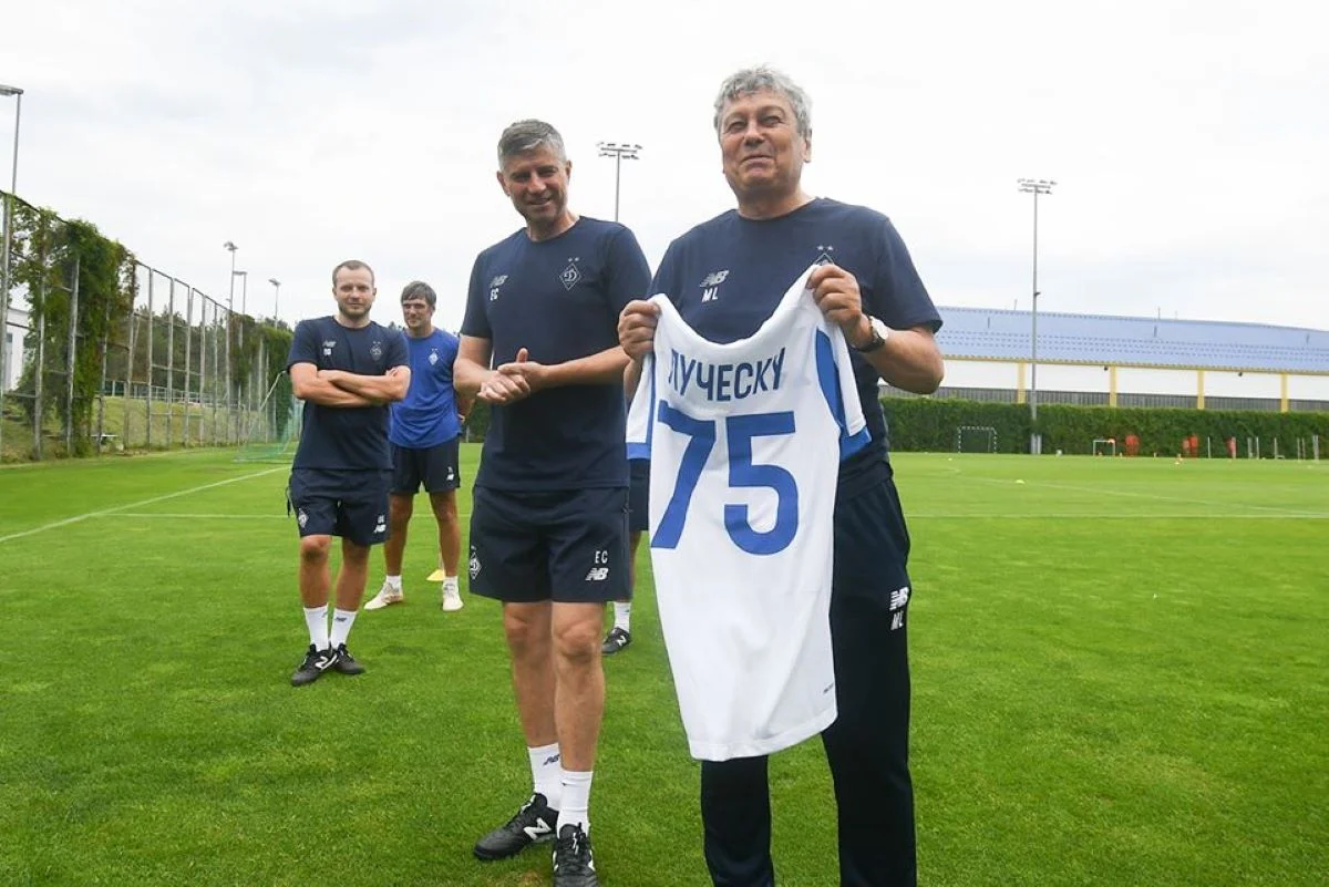 Мірча Луческу в Динамо з футболкою на честь 75-го дня народження