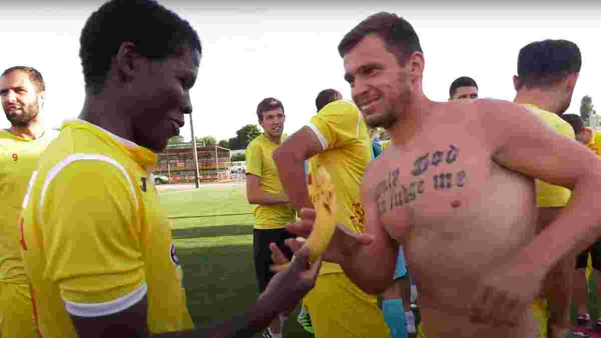 "No to racism": гравці Інгульця привітали африканського одноклубника половинкою банана та стусанами