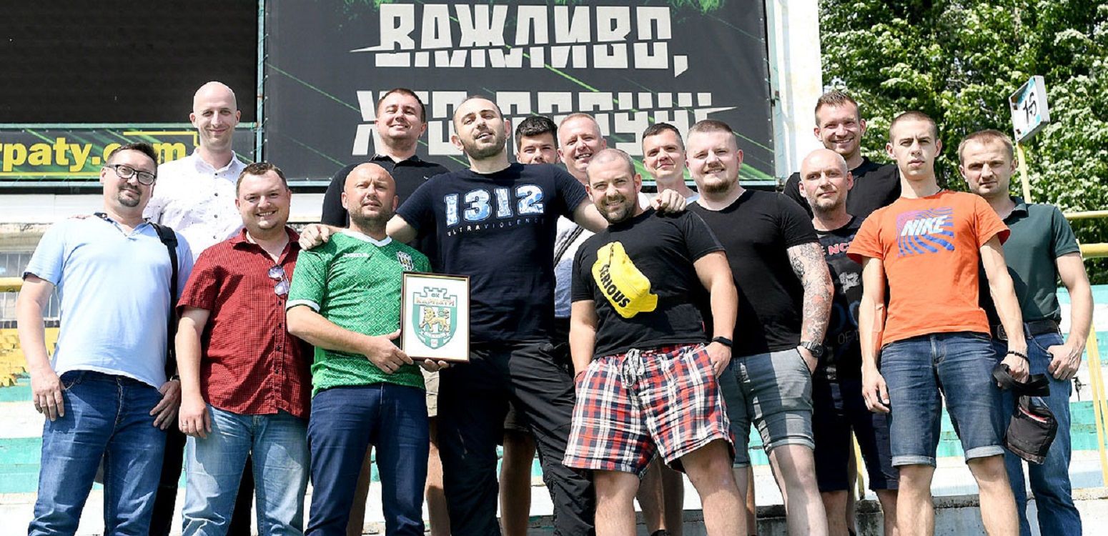 Руководство Карпат с фанатами клуба / Фото ФК Карпаты