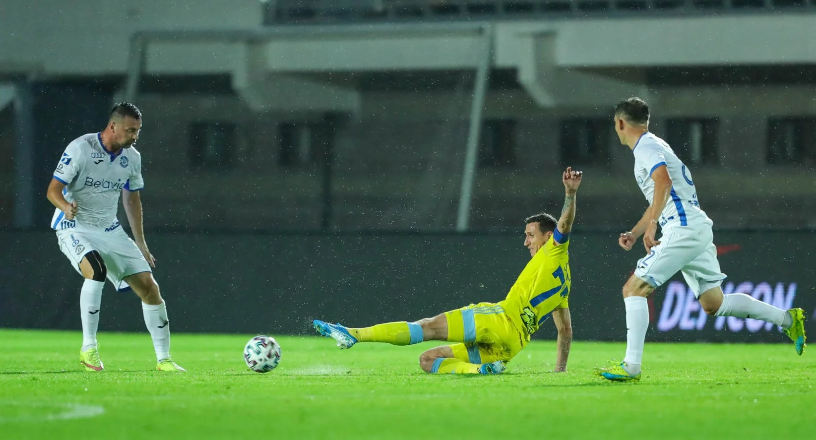 Артем Мілевський (ліворуч) в матчі ЛЧ Динамо Брест – Астана 6 3