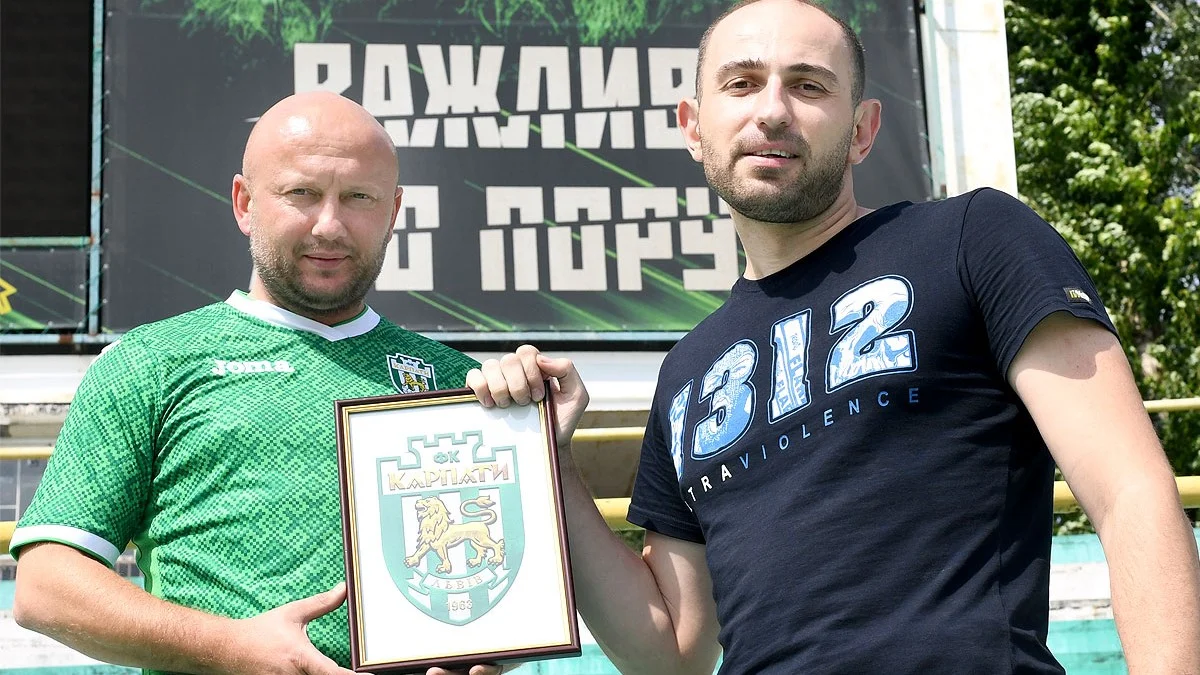Олег Смалійчук з представником ультрас Карпат / фото ФК Карпати