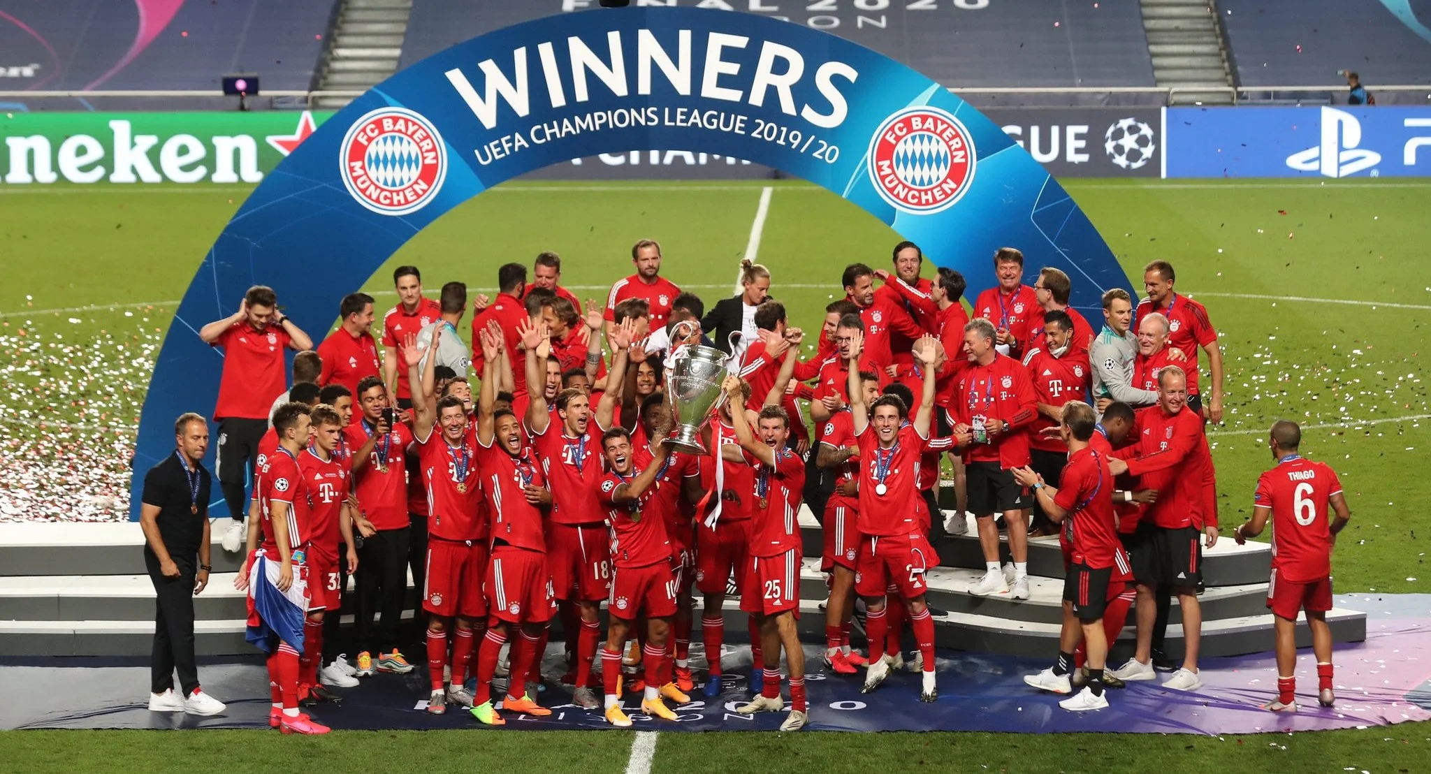 Гравці Баварії святкують перемогу в Лізі чемпіонів / фото ФК Баварія