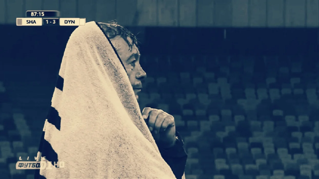 Мирча Луческу не прятался от дождя / Скриншот с трансляции