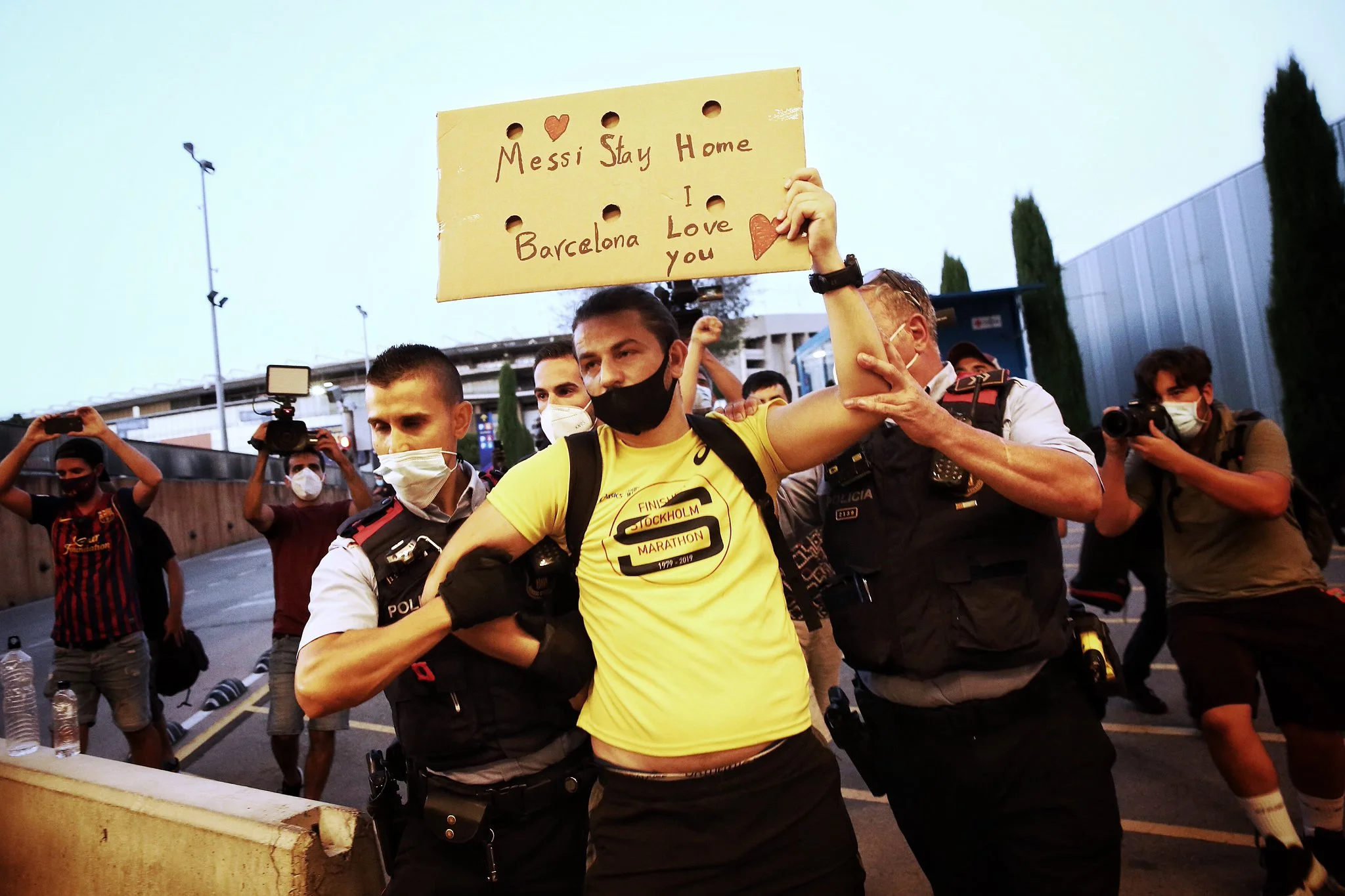 Полиция выводит фаната / PBS